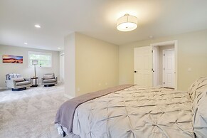 Private Pond & Indoor Pool: Grand Arlington Villa!