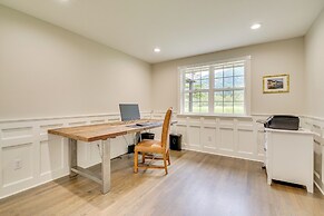 Private Pond & Indoor Pool: Grand Arlington Villa!