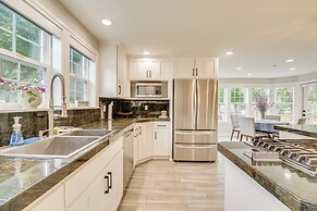 Private Pond & Indoor Pool: Grand Arlington Villa!