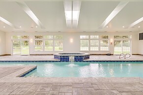 Private Pond & Indoor Pool: Grand Arlington Villa!