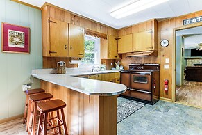 6 Mi to Waterrock Knob: North Carolina Cottage