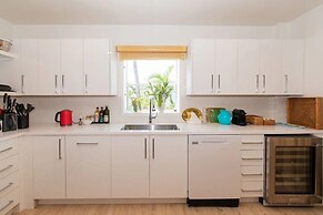 The Little White House 5 Bedroom Home