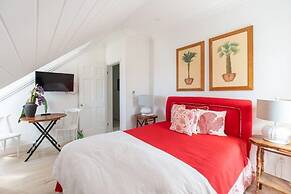 The Little White House 5 Bedroom Home