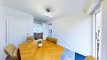 Ranworth House - Holiday Home in Bedford, Sleeps 5