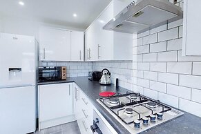 Ranworth House - Holiday Home in Bedford, Sleeps 5