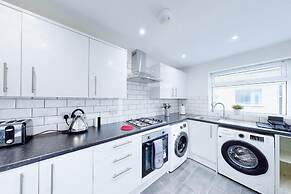 Ranworth House - Holiday Home in Bedford, Sleeps 5