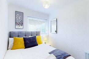 Ranworth House - Holiday Home in Bedford, Sleeps 5