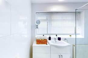 Ranworth House - Holiday Home in Bedford, Sleeps 5