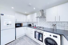 Ranworth House - Holiday Home in Bedford, Sleeps 5