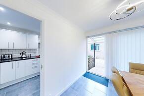 Ranworth House - Holiday Home in Bedford, Sleeps 5