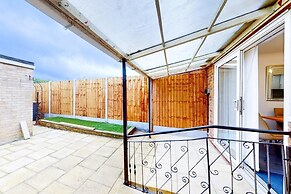 Ranworth House - Holiday Home in Bedford, Sleeps 5