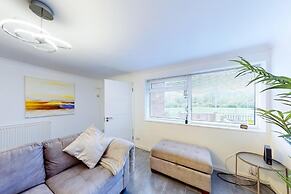 Ranworth House - Holiday Home in Bedford, Sleeps 5