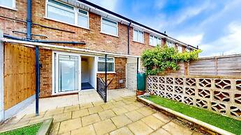 Ranworth House - Holiday Home in Bedford, Sleeps 5