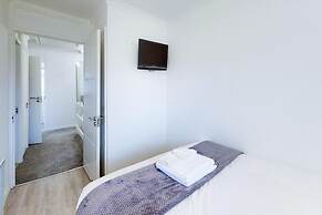 Ranworth House - Holiday Home in Bedford, Sleeps 5