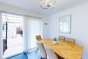 Ranworth House - Holiday Home in Bedford, Sleeps 5