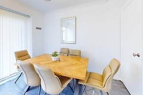 Ranworth House - Holiday Home in Bedford, Sleeps 5