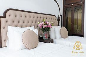 Royal Hotel Me Tri Ha