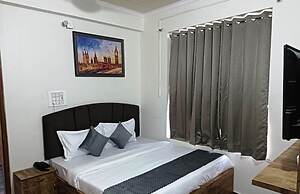 ShriGo Hotel Pushpa Residency