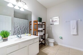 Cozy Vista Cay Condo, Right Next to Clubhouse!