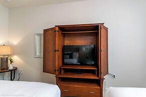 Cozy Vista Cay Condo, Right Next to Clubhouse!