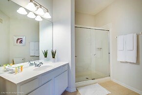 Cozy Vista Cay Condo, Right Next to Clubhouse!