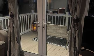 Tranquil Waterside Lodge in Tunstall