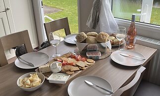 Tranquil Waterside Lodge in Tunstall