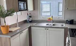 Tranquil Waterside Lodge in Tunstall