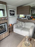 Tranquil Waterside Lodge in Tunstall