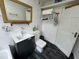 Charming Stoke House With 2 Nice Bedrooms