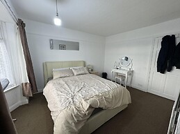 Charming Stoke House With 2 Nice Bedrooms