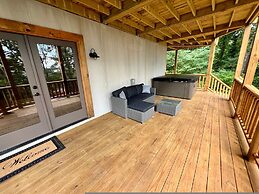 Wintergreen Chesnut Hot-tub Arcade Fireplace