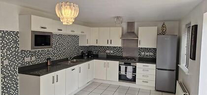 4-bed Charming Pet-friendly House w/ Garden