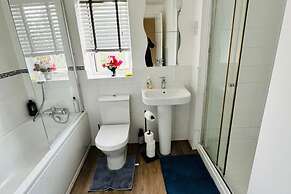 4-bed Charming Pet-friendly House w/ Garden