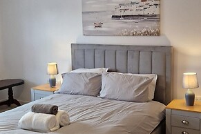 4-bed Charming Pet-friendly House w/ Garden