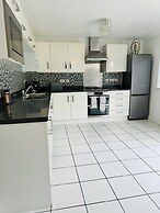 4-bed Charming Pet-friendly House w/ Garden