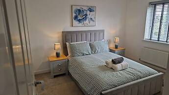 4-bed Charming Pet-friendly House w/ Garden