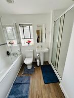 4-bed Charming Pet-friendly House w/ Garden