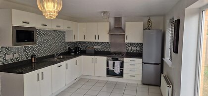 4-bed Charming Pet-friendly House w/ Garden