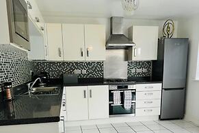 4-bed Charming Pet-friendly House w/ Garden