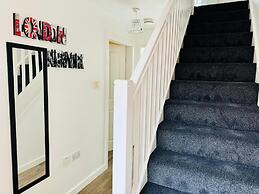 4-bed Charming Pet-friendly House w/ Garden