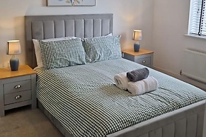 4-bed Charming Pet-friendly House w/ Garden
