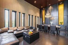 Luxury Pool Villa With Jacuzzi & Lift by Thonglor