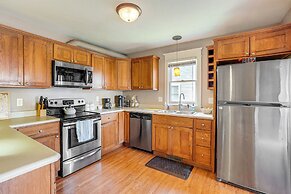 Charming Kalamazoo Home w/ Yard: 1 Mi to Downtown!