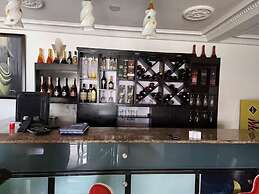 Hale Manor Exquisite