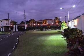 Hale Manor Exquisite