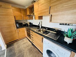 Two Bedroom Chic Apart,heathrow With Wifi & Sky tv