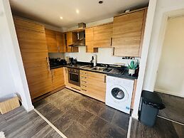 Two Bedroom Chic Apart,heathrow With Wifi & Sky tv