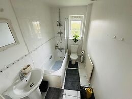 Two Bedroom Chic Apart,heathrow With Wifi & Sky tv