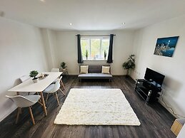Two Bedroom Chic Apart,heathrow With Wifi & Sky tv